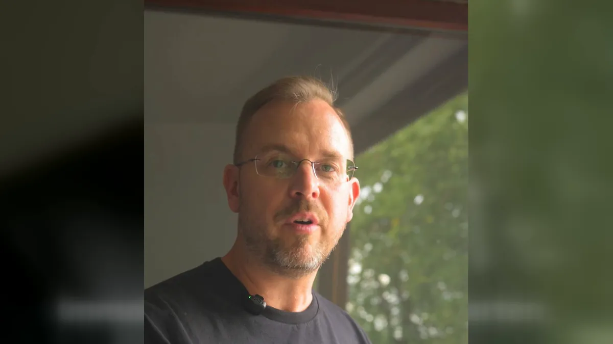 Robert Schröter in einer Wohnung am Fenster