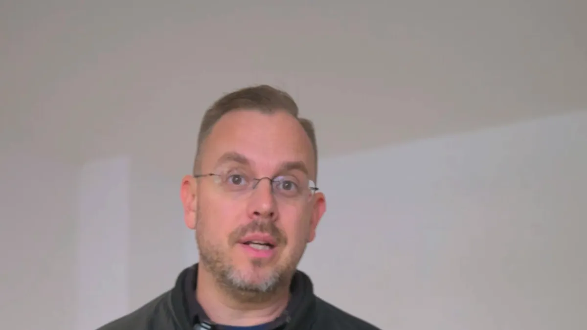 Robert Schröter in einem leeren, hellen Raum